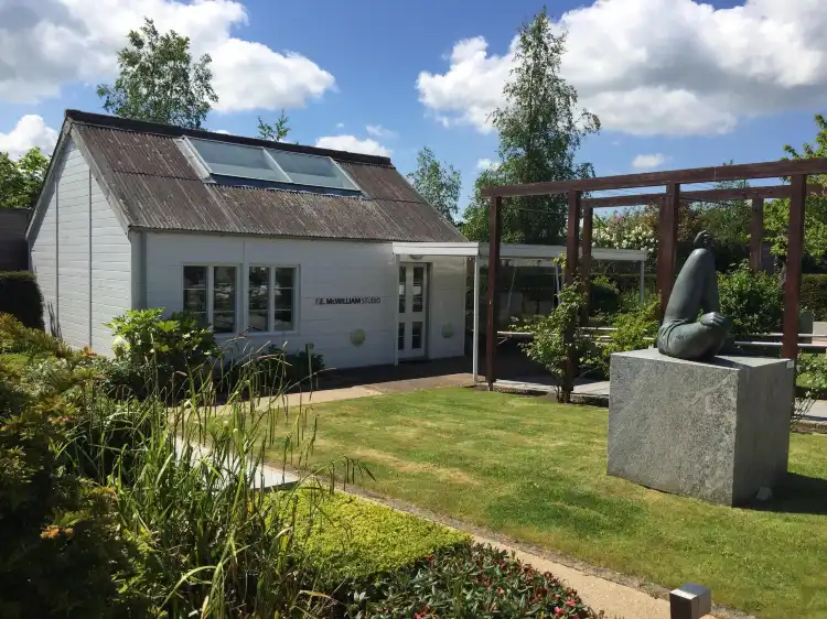 Các khách sạn gần F E McWilliam Gallery