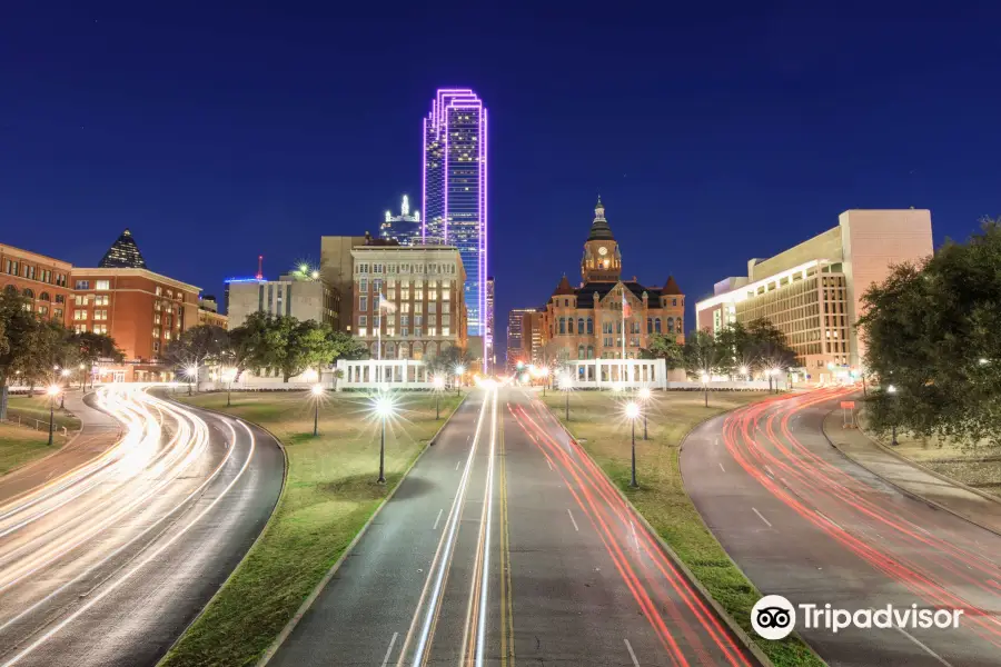 Dallas County Historical Plaza