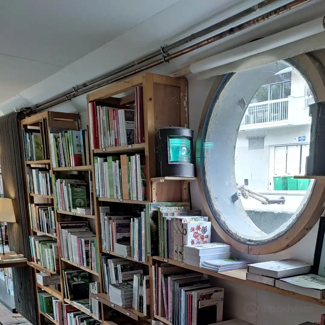 Hotels near Péniche Café-Librairie L'Eau Et Les Rêves