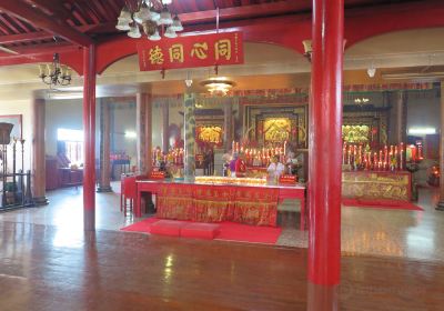 Chao Pho Thepharak-Chao Mae Thapthim Shrine