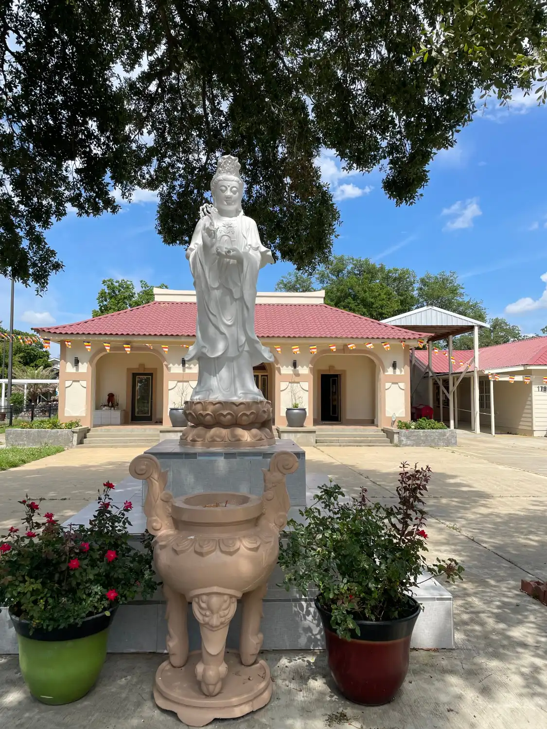 Hotels near Vietnamese Buddhist Congregation (Chùa Vạn-đức)