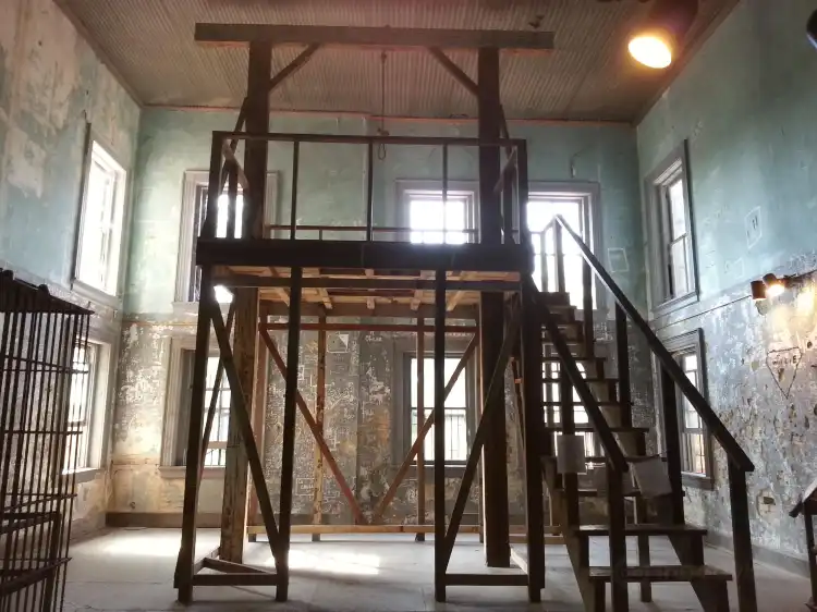 Hotels near Gonzales County Jail Museum