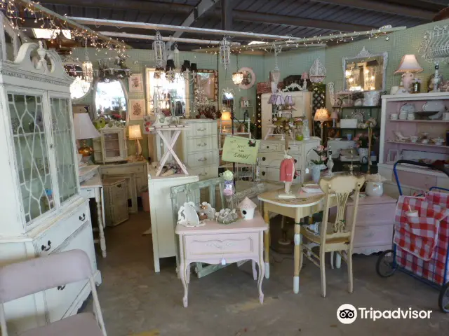 Renninger's Vintage Antique Center & Farmer's Flea Market