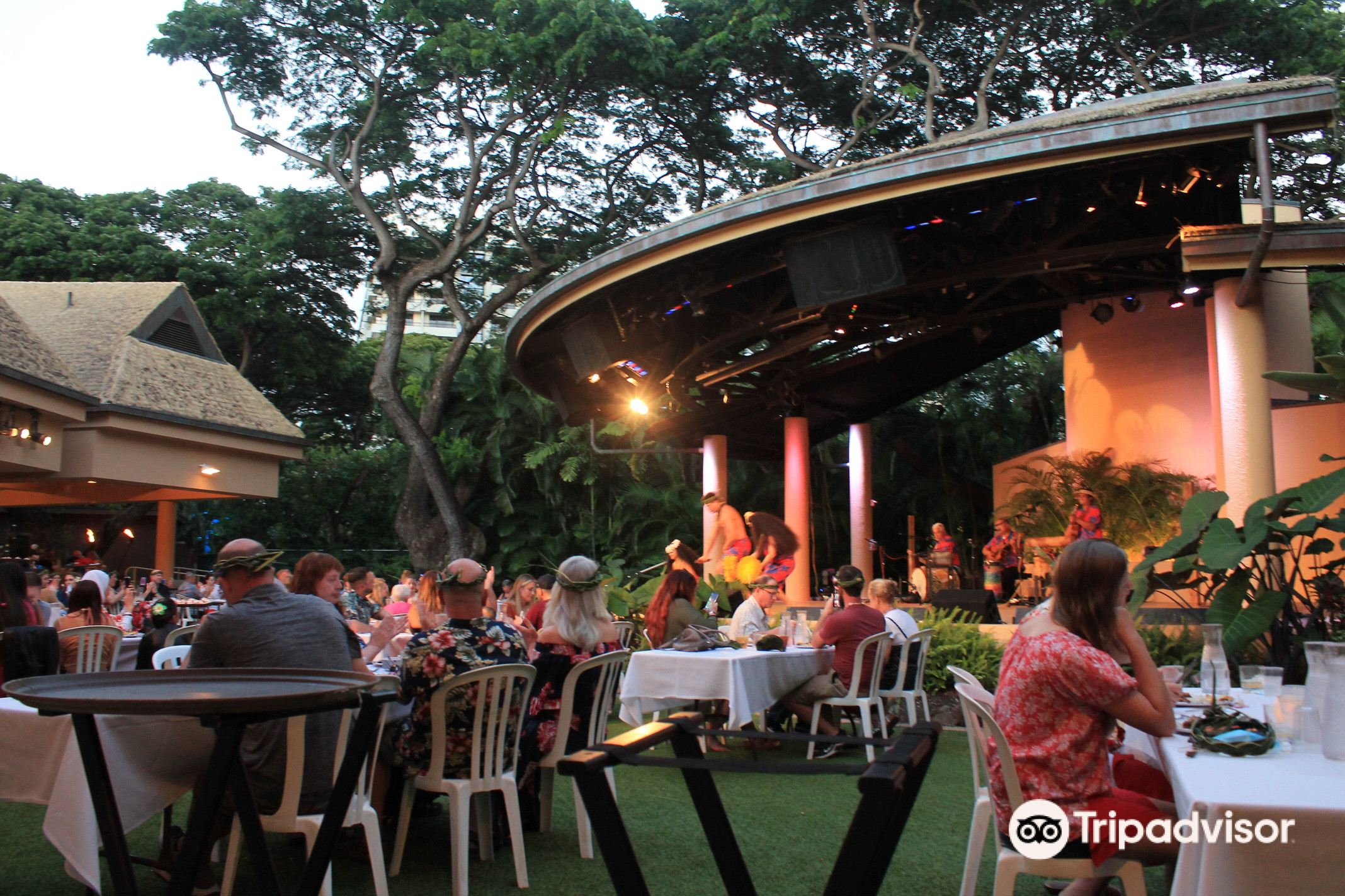 Hale Koa Luau ภาพถ่าย, แผนที่ & รีวิว [2024]
