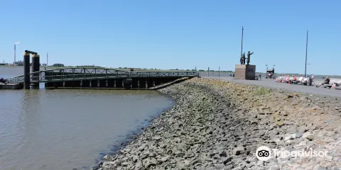 Willy Brandt Platz and Weser Dyke - Havenwelten