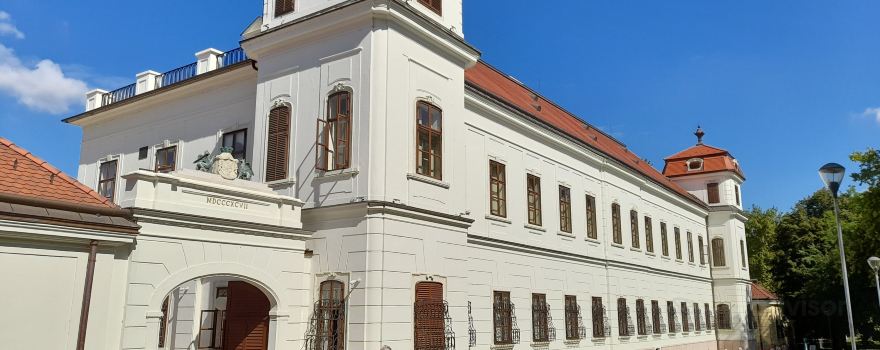 Tata, Esterházy-kastély