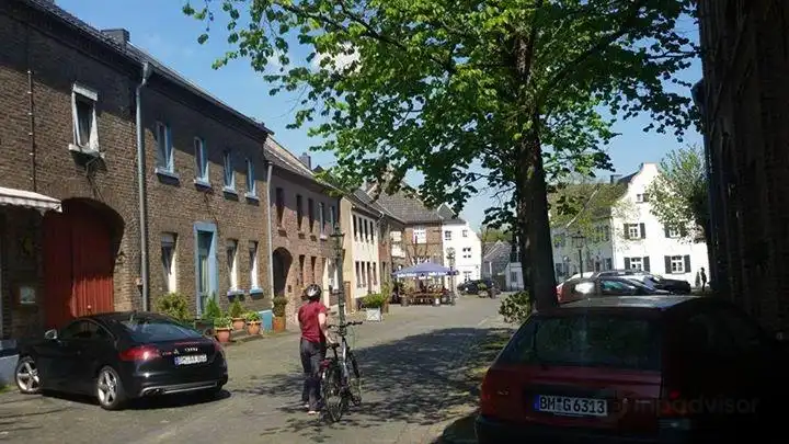 Hotels near Alt-Kaster