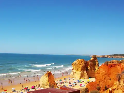 プライア・ドス・トレッス・カステロス周辺のホテル