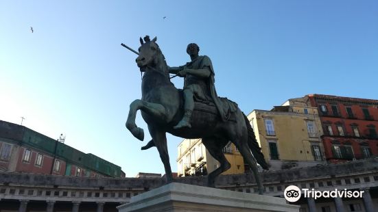 Statua di Carlo III di Borbone