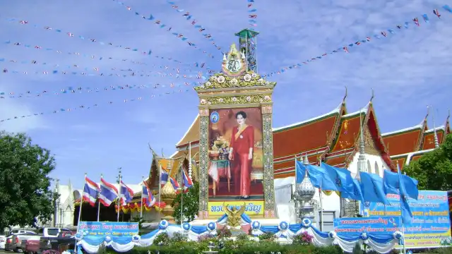 Hotels near Wat Phanan Choeng Worawihan