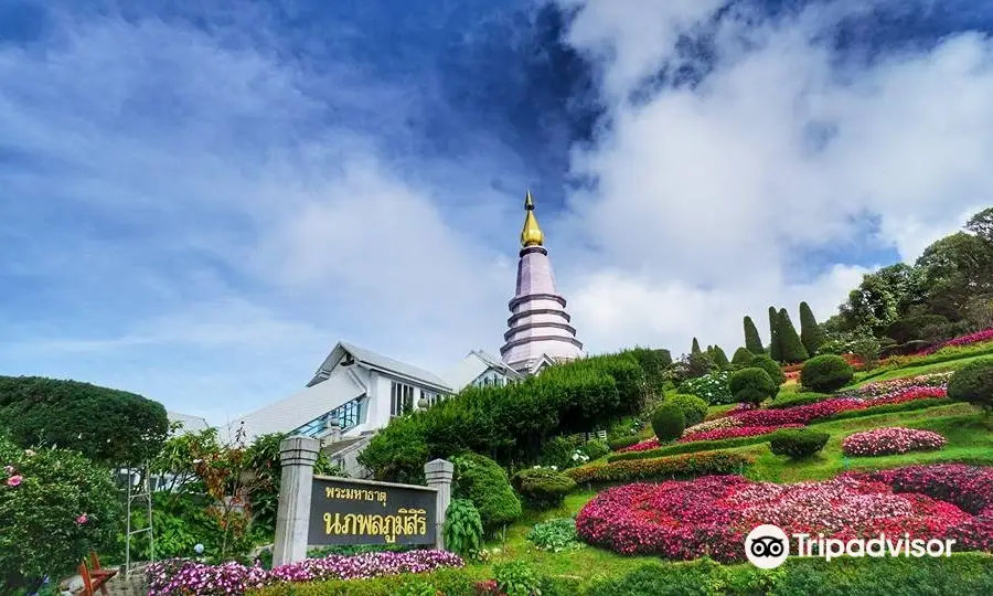 Twin Royal Stupas (Phra Maha Dhatu Nabha Metaneedol and Nabhapol Bhumisiri