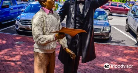 Lincoln Statue at Wills House