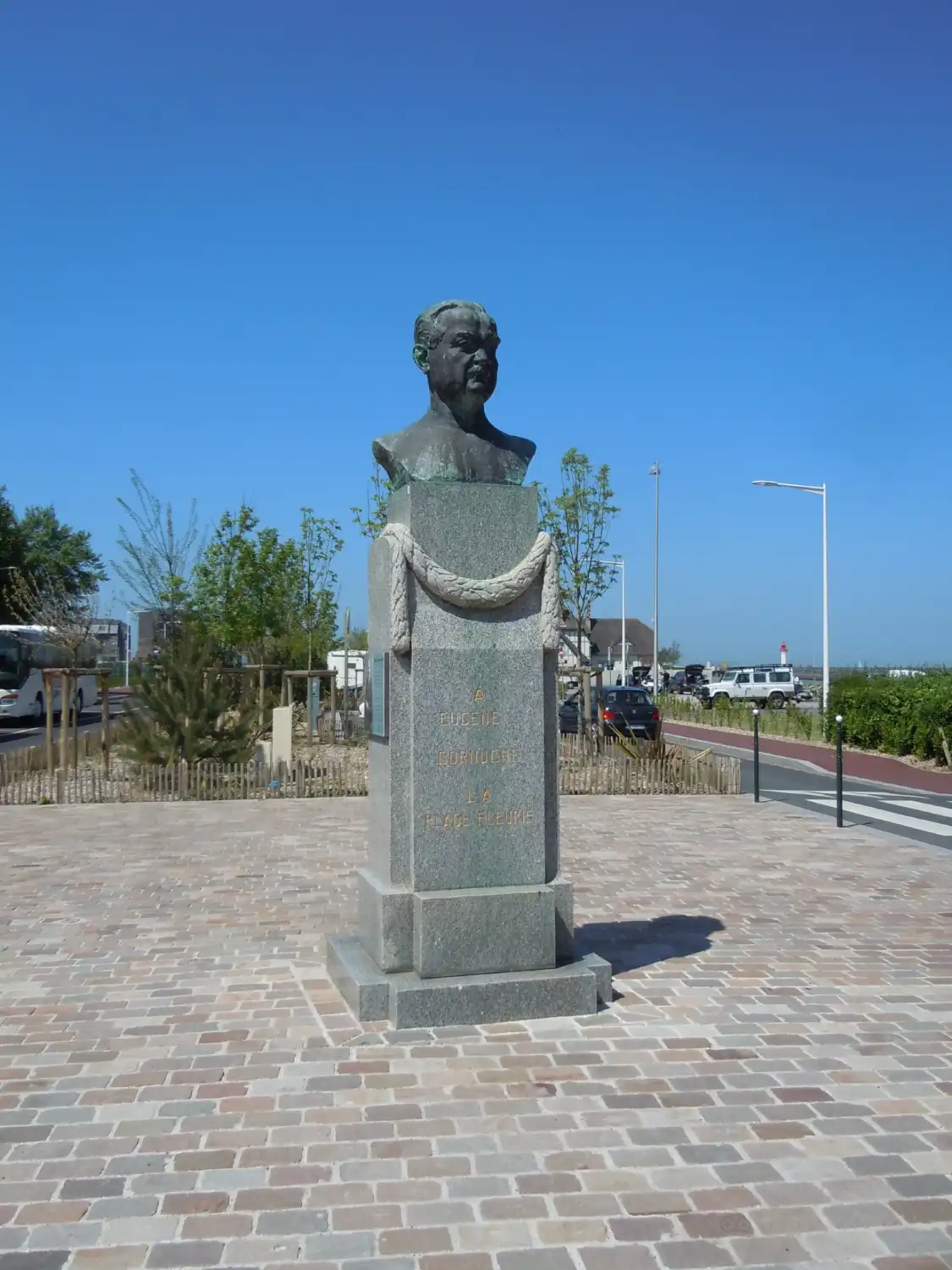 Hotels near Statue Eugène Cornuche