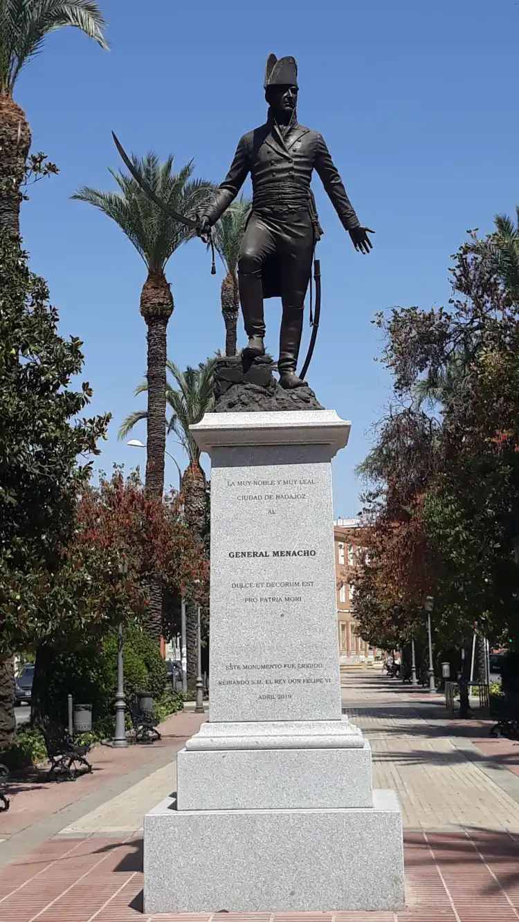 Hotels near Monumento a Rafael Menacho