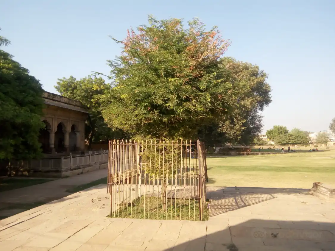 Hotels near Tomb of Muhammad Ghaus
