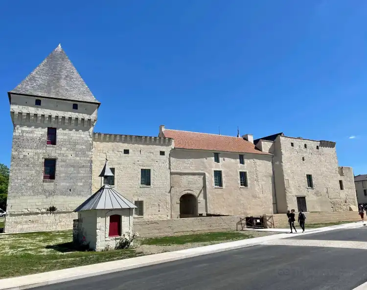 Hôtels à : Monts-sur-Guesnes