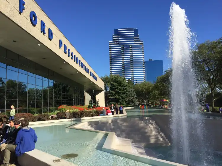 Hotels in der Nähe von The Gerald Ford Presidental Museum