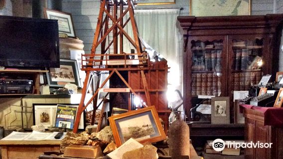 Gold Panning at the Miner's Cottage CHARTERS TOWER