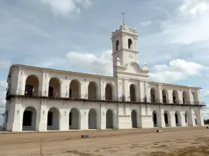 Cabildo y Piramide de Mayo