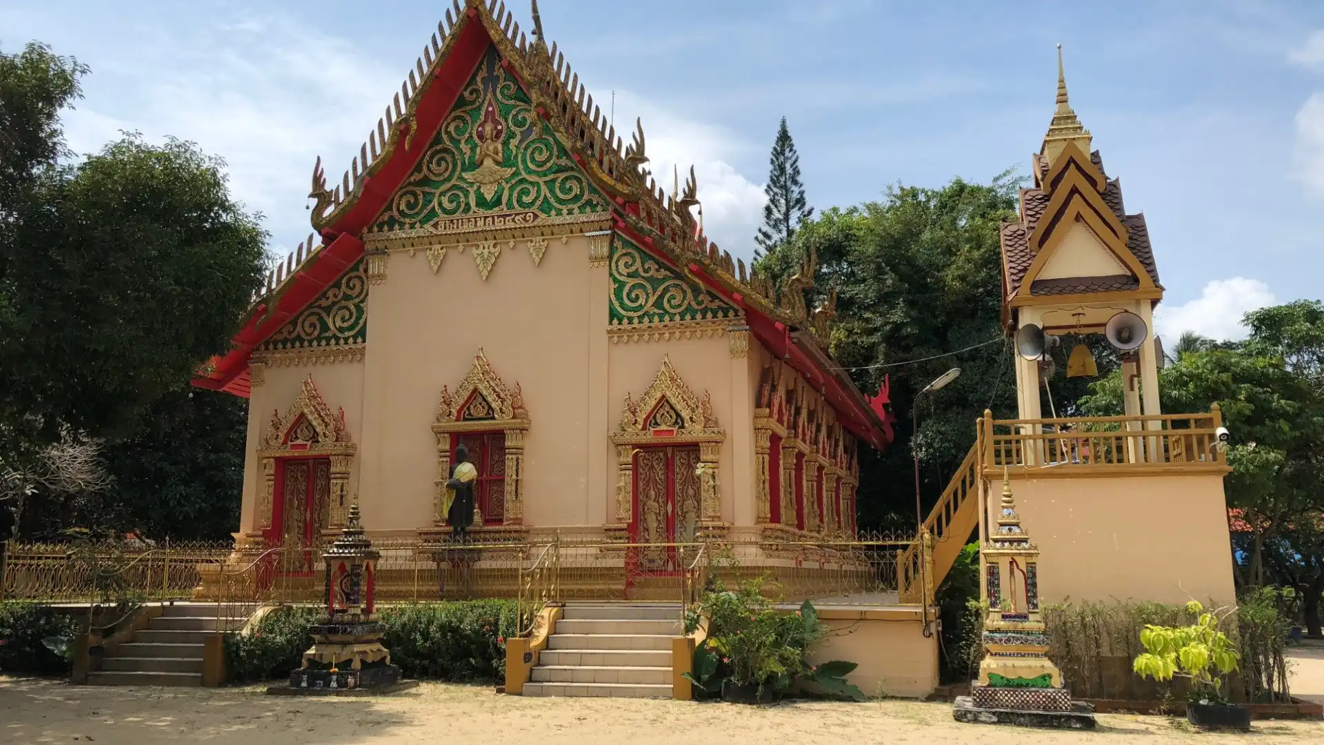 Wat Phu Khao Thong附近的飯店