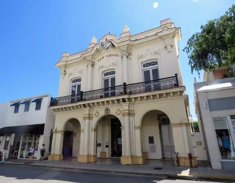 Hotel in zona San Carlos Institute