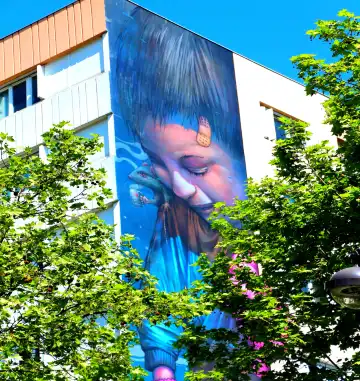 Hotels near Fresque murale Jeune graffeuse