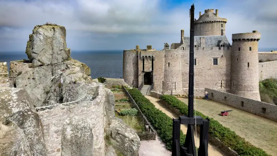 Château de La Roche Goyon, Fort La Latte