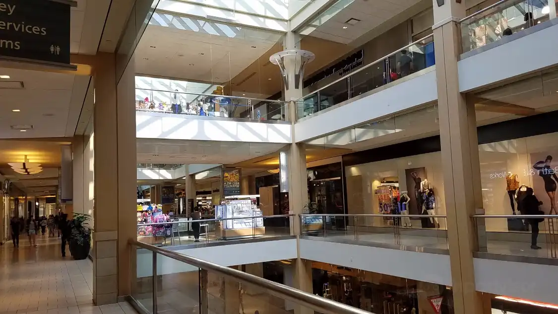 Queens Center附近的飯店