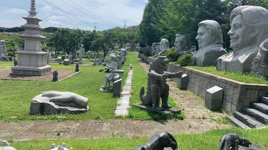 大石頭臉雕刻公園