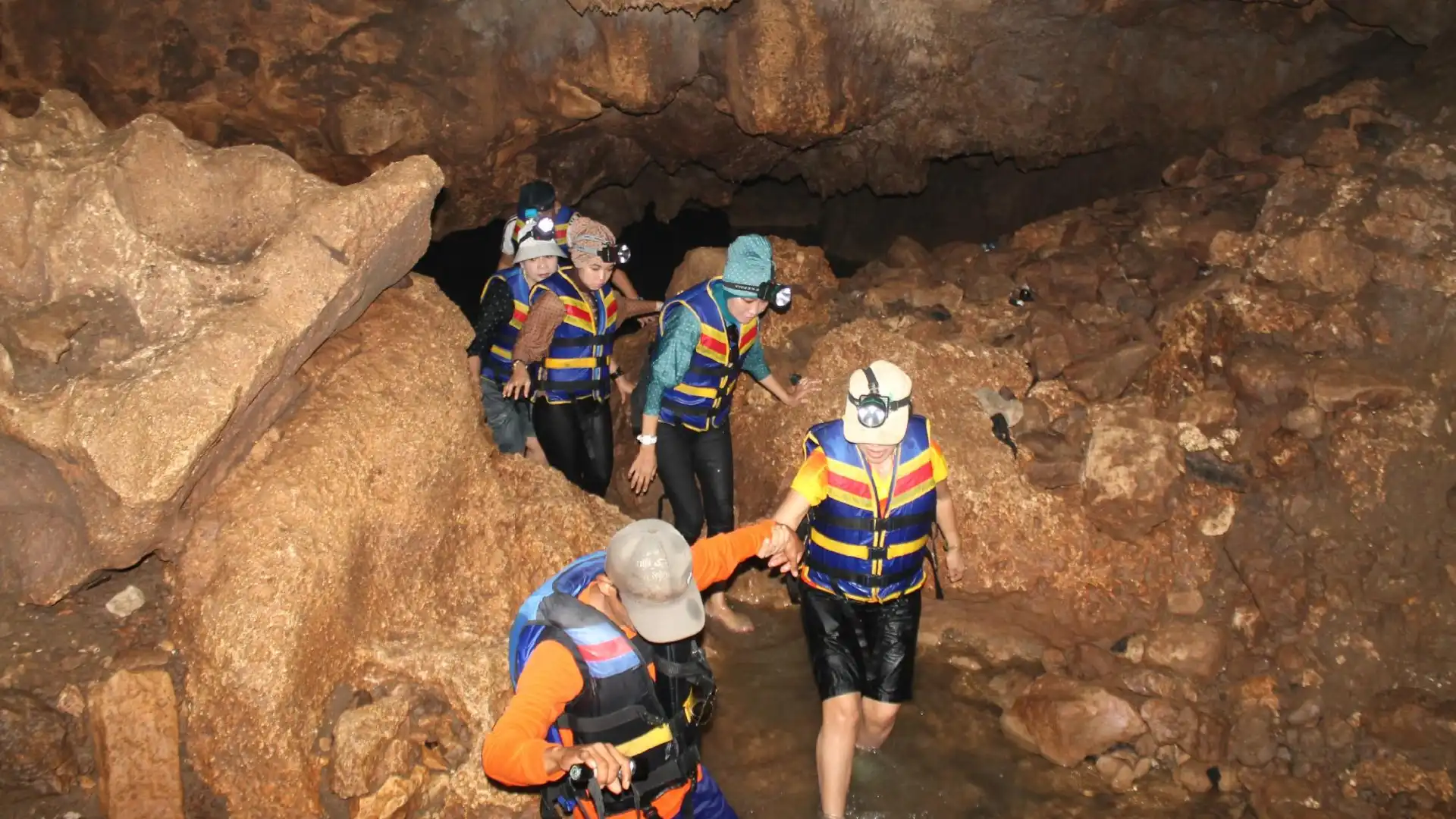 Hotels near Sriti Cave