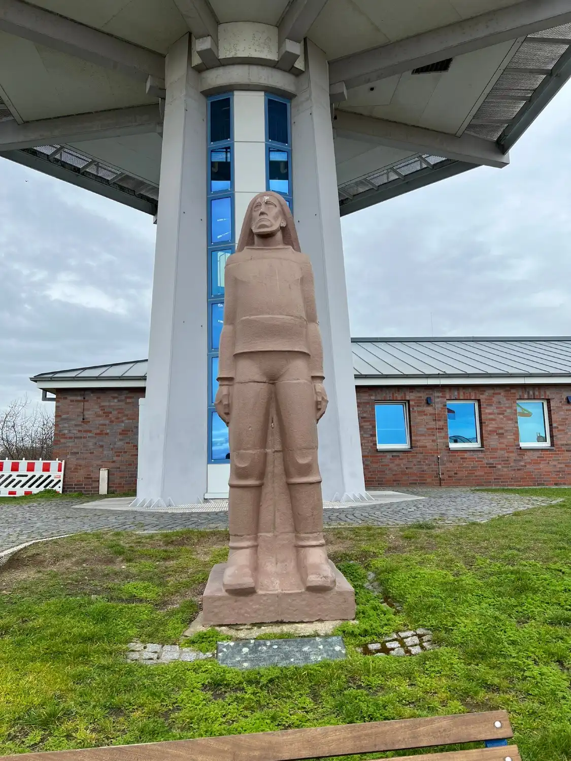 Hotels near Statue