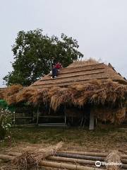 御机の茅葺小屋