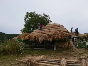 御機の茅葺小屋