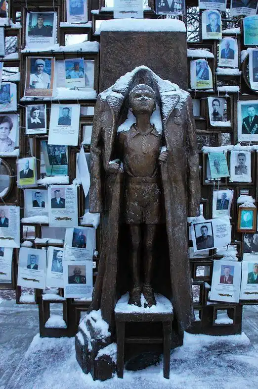 Hotels near Monument Where the Motherland Begins