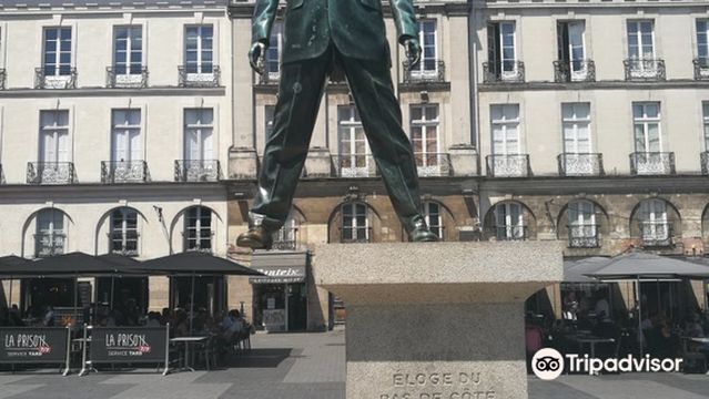 Statue Eloge du pas du cote