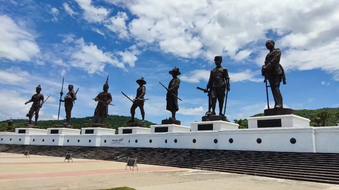 Các khách sạn gần Ratchapak Park