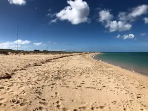 Bundegi Beach