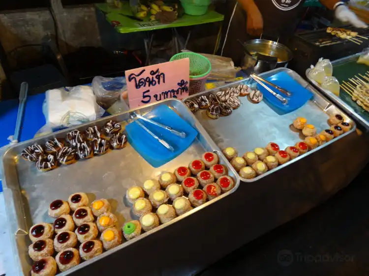 Hotels near Night market