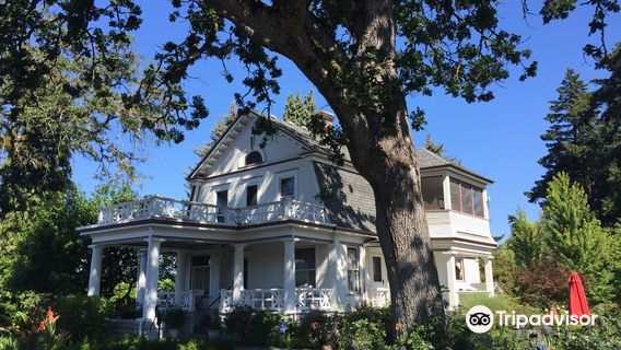 The Gorge White House