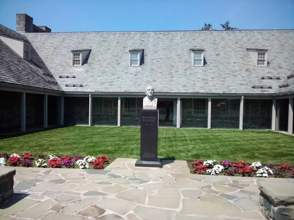 Các khách sạn gần Franklin D. Roosevelt American Heritage Center (FDR Center)