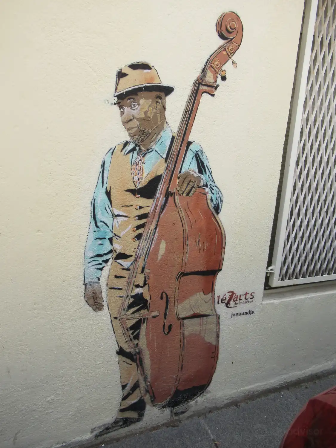 Các khách sạn gần Fresque "Contrebassiste"