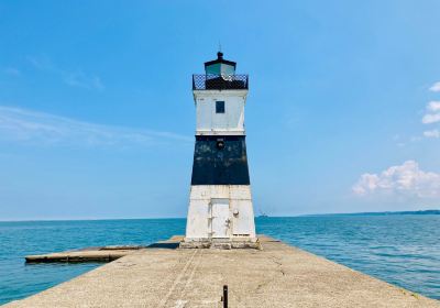 Erie Harbor North Pier Light