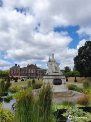 Queen Victoria Statue