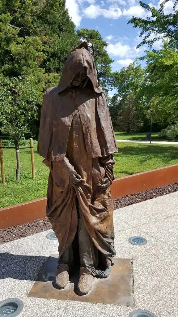 Отели рядом с достопримечательностью «Statue L'Homme et l'Enfant de Ousmane Sow»
