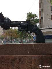 Non-Violence  staty ”The Knotted Gun”