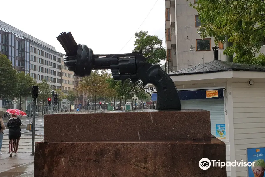 Non-Violence  staty ”The Knotted Gun”