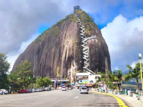 삐에드라 델 뻬뇰