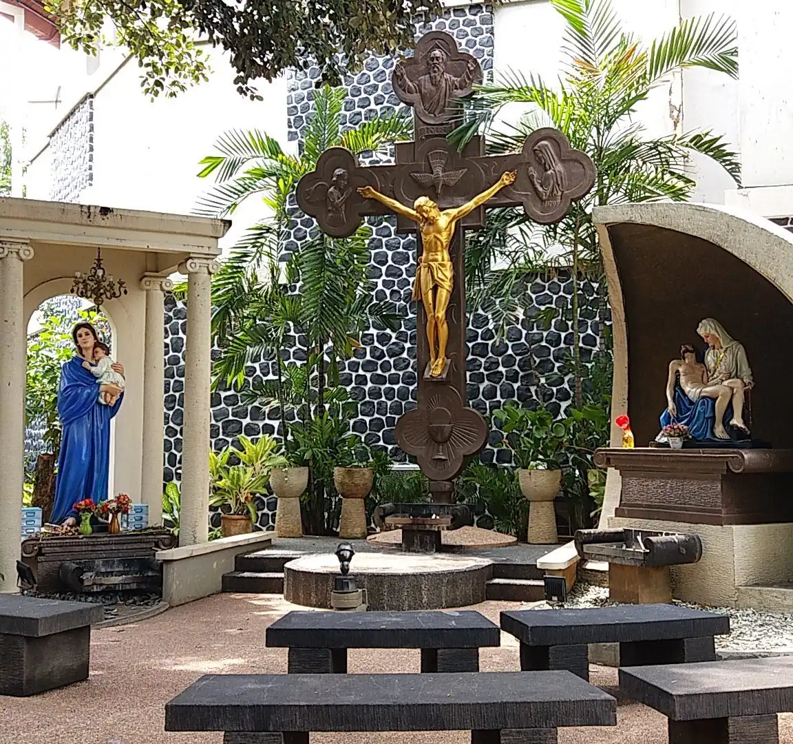 Hotel in zona Gereja Santa Perawan Maria Ratu Rosario Suci Randusari - Katedral
