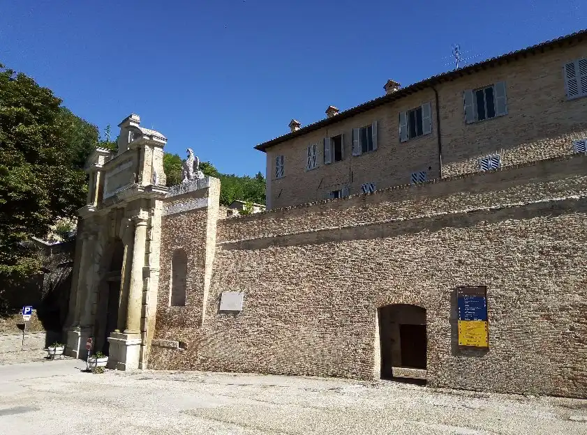Hotels near Lavagines Gate