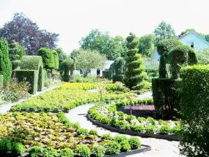 Green Animals Topiary Gardens